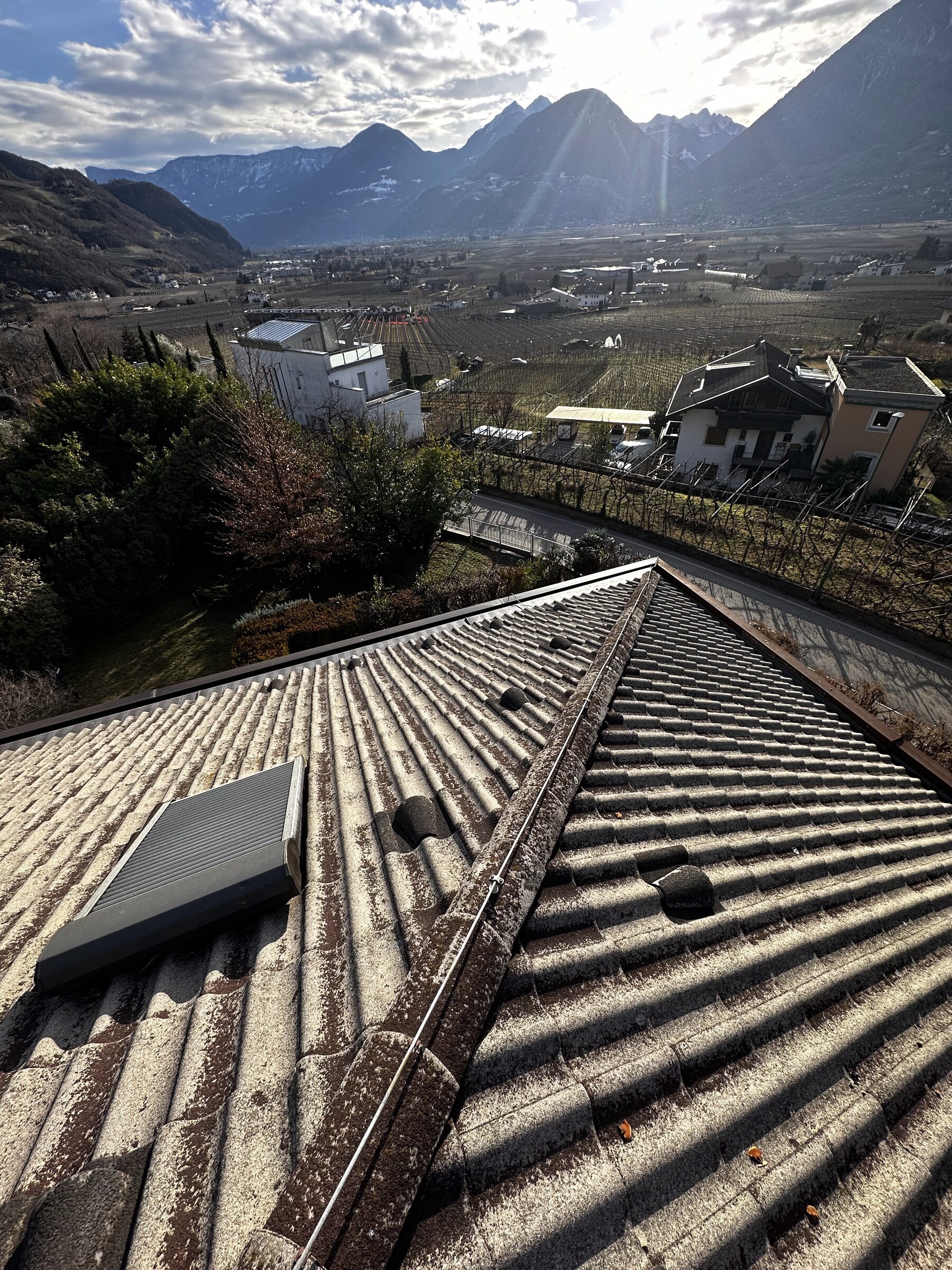 Dachfirst mit Bergblick
